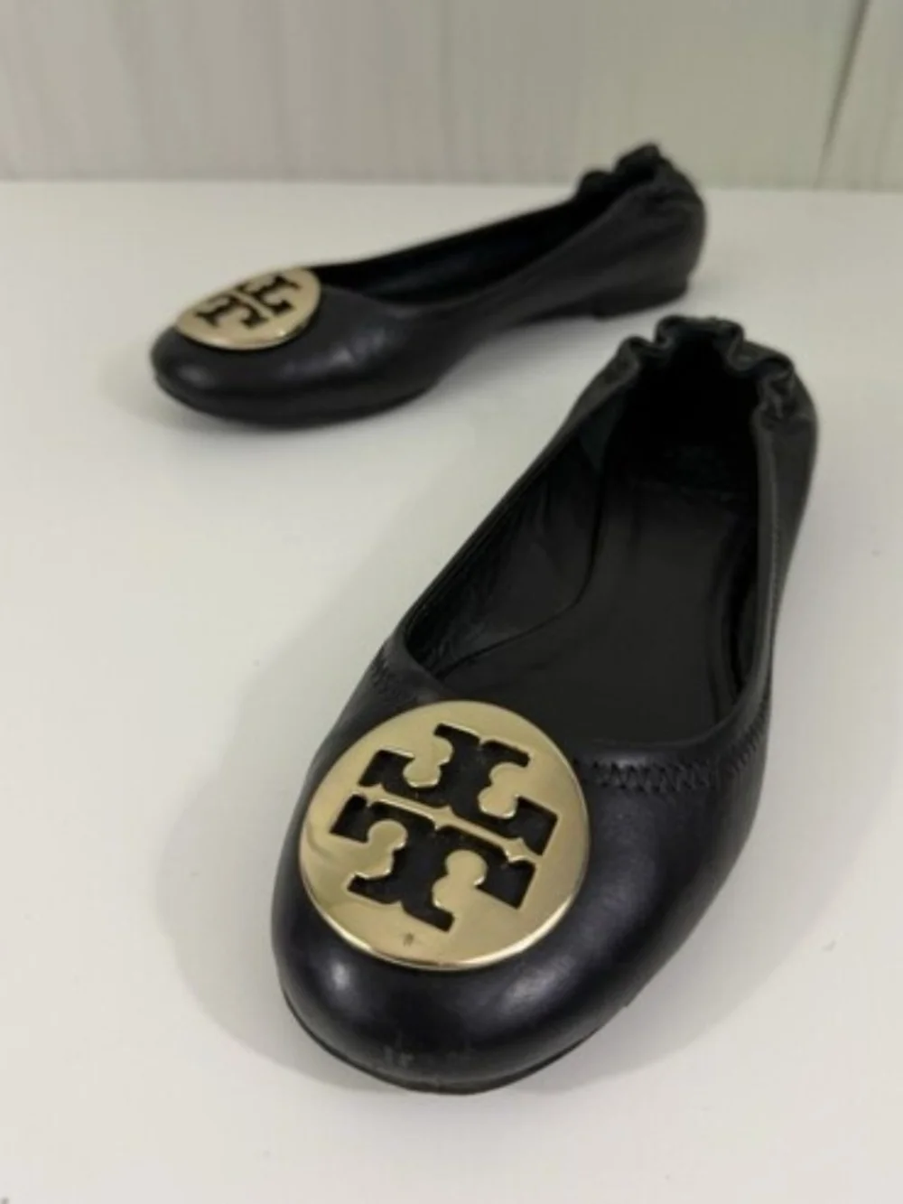 Tory Burch Reva Black Leather Ballet Flats Gold Logo Medallion Scrunch Back Shoe